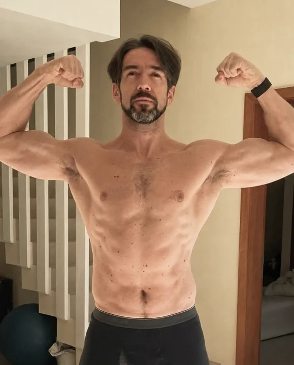 À 42 ans, physique athlétique