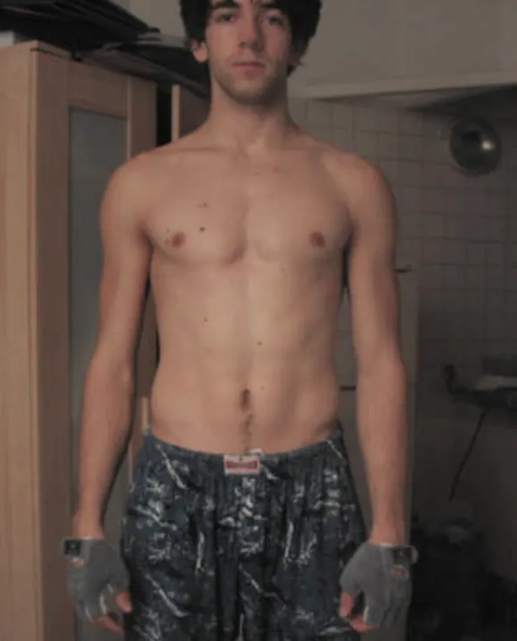 Benoît à 22 ans, très mince